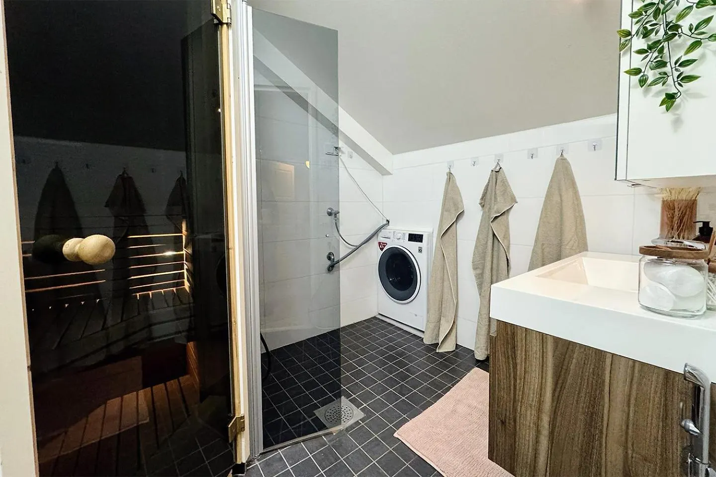 Central Skyroom - Sauna, Family-Friendly & City Skyline Views Helsinki Apartment